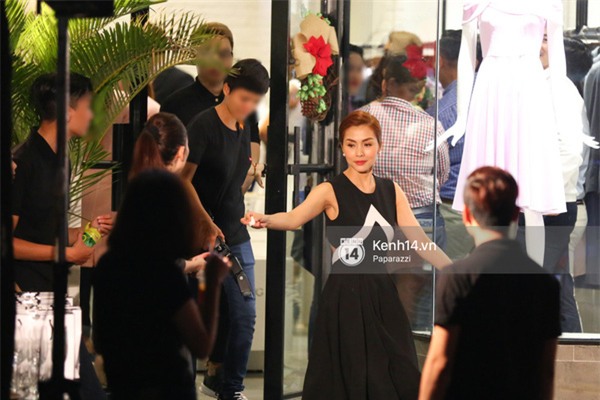 Vợ chồng Hà Tăng "mỗi người một nơi" vì mải lo tiếp bạn bè trong sự kiện - Ảnh 2.