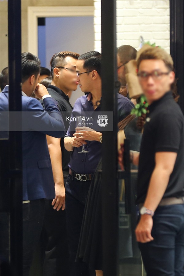 Vợ chồng Hà Tăng "mỗi người một nơi" vì mải lo tiếp bạn bè trong sự kiện - Ảnh 4.