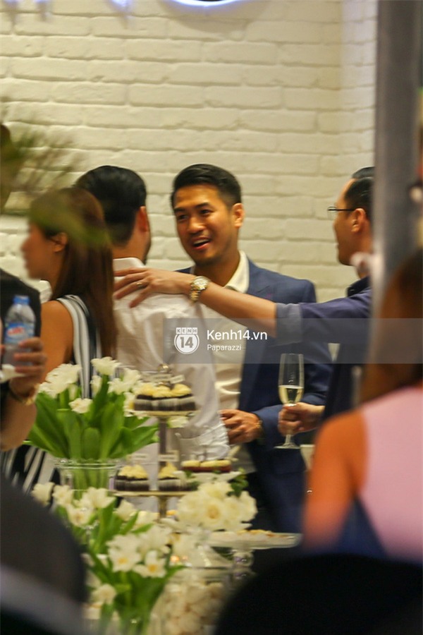 Vợ chồng Hà Tăng "mỗi người một nơi" vì mải lo tiếp bạn bè trong sự kiện - Ảnh 7.