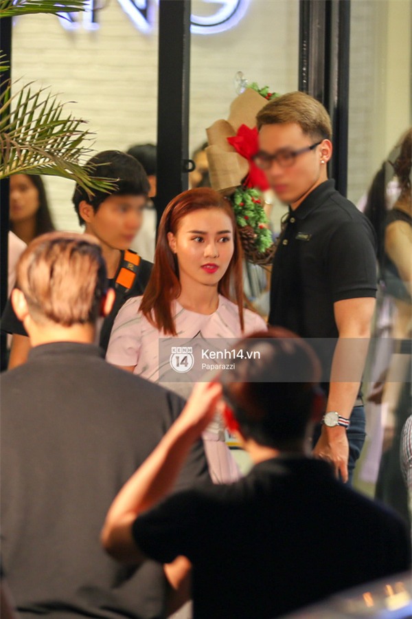 Vợ chồng Hà Tăng "mỗi người một nơi" vì mải lo tiếp bạn bè trong sự kiện - Ảnh 8.