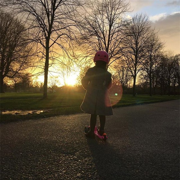 Beckham và "gái cưng" Harper Seven cùng nhau đón hoàng hôn London - Ảnh 1.