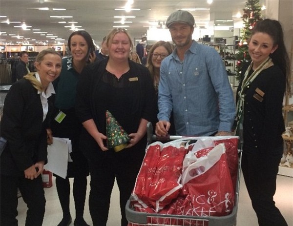 Beckham và "gái cưng" Harper Seven cùng nhau đón hoàng hôn London - Ảnh 2.