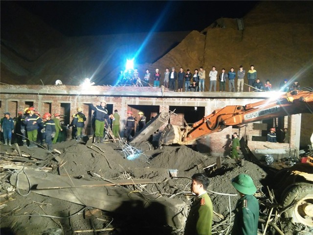 sập cây xăng, sập cây xăng ở Hà Tĩnh, sập cây xăng đang xây, cứu hộ sập cây xăng