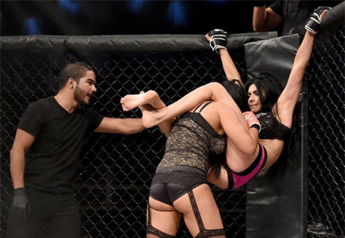 nu vo si mac bikini sieu mong, dám dá toi bòi tren võ dài hinh anh 1