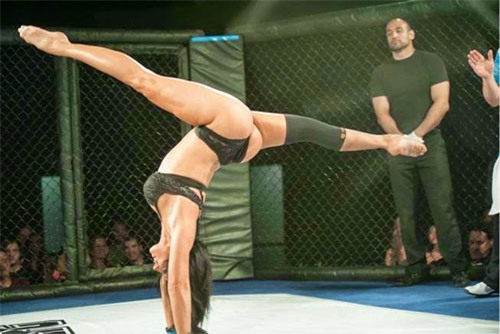 nu vo si mac bikini sieu mong, dám dá toi bòi tren võ dài hinh anh 9