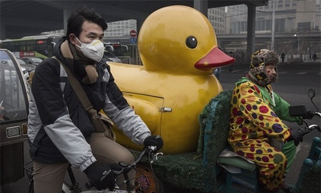 Ngày 7/12, Bắc Kinh lần đầu nâng mức cảnh báo lên báo động đỏ - mức cao nhất trong thang cảnh báo ô nhiễm không khí. Chính quyền cảnh báo thủ đô sẽ chìm trong sương mù nghiêm trọng từ ngày 8 đến 10/12. Theo Tân Hoa Xã, cảnh báo đỏ là mức cao nhất trong thang cảnh báo ô nhiễm không khí và khói bụi gồm 4 bậc. Đây là lần đầu tiên Bắc Kinh phát cảnh báo đỏ về ô nhiễm. Ảnh: Getty