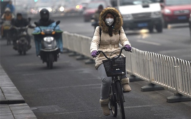Dân Bắc Kinh đeo máy hô hấp khi ra đường do ô nhiễm