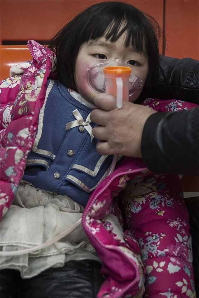 Dân Bắc Kinh đeo máy hô hấp khi ra đường do ô nhiễm