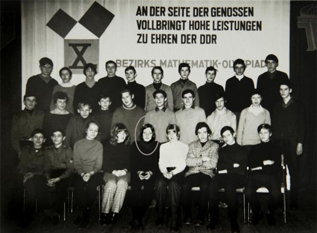 Thủ tướng Đức theo học vật lý tại Đại học Leipzig giai đoạn 1973-1978.Trong ảnh là lần bà tham dự kỳ thi Toán quốc tế tại Teterow, Đức vào 1971. Bà làm việc và nghiên cứu tại Viện Hóa Lý trung ương thuộc Viện thuộc Viện Hàn lâm Khoa học từ năm 1986 đến năm 1990. Ảnh: Getty