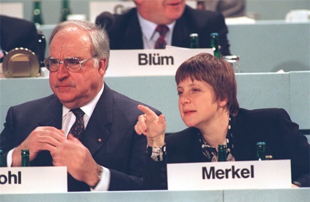 Năm 1989, Merkel bắt đầu dấn thân vào chính trường. Sau khi Bức tường Berlin sụp đổ, bà tham gia phong trào dân chủ và hoạt động trong Liên minh Dân chủ Thiên chúa giáo (CDU). Trong cuộc tổng tuyển cử tháng 12/1990, sau khi Đông Đức và Tây Đức sáp nhập, Merkel được chỉ định vào nội các. Cựu thủ tướng Đức khi đó, ông Helmut Kohl, đưa ra quyết định bất chấp việc Merkel vẫn còn thiếu rất nhiều kinh nghiệm, bởi nhận ra tiềm năng ở người phụ nữ này. Ảnh: AP