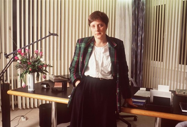 Năm 1994, Merkel được bổ nhiệm chức Bộ trưởng Môi trường và An toàn Lò Phản ứng Hạt nhân. Tầm nhìn chính trị và vai trò mới đã thúc đẩy sự nghiệp của bà. Trong ảnh là nữ chính trị gia Angela Merkel trong văn phòng ở Bonn, Đức, tháng 2/1991. Ảnh: