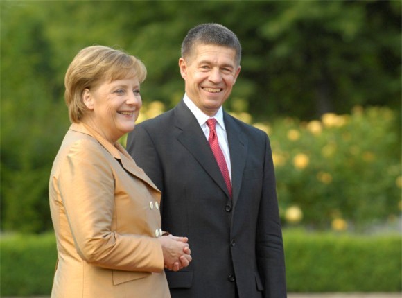 Sau cuộc hôn nhân đầu tiên với Ulrich Merkel, bà Angela lập gia đình với giáo sư hóa học Joachim Sauer. Hai người sống trong một căn hộ ở Berlin và thường xuyên tự mua sắm. Ảnh: REGIERUNGonline/Steins