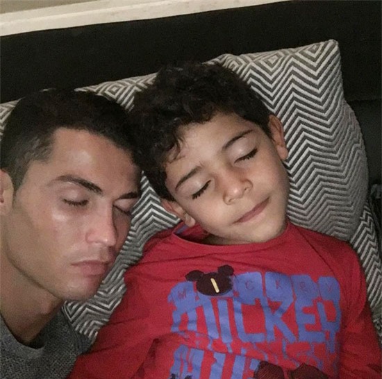 Những khoảnh khắc ngọt ngào của Ronaldo và con trai cưng - Ảnh 2.