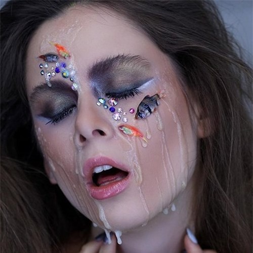 Hãi hùng thiếu nữ dùng... cá chết để trang điểm - ảnh 1