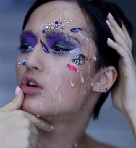 Hãi hùng thiếu nữ dùng... cá chết để trang điểm - ảnh 2