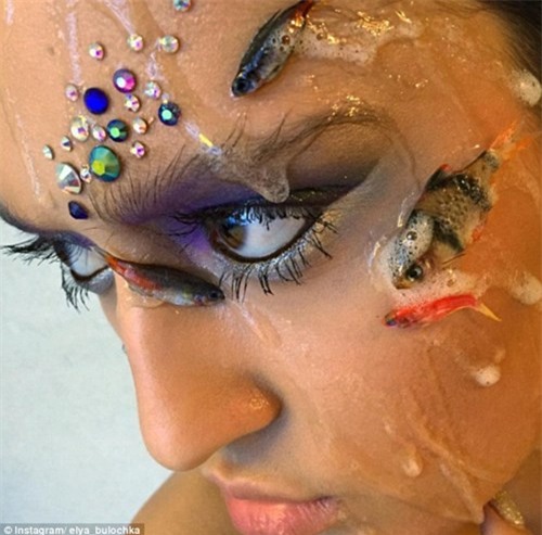 Hãi hùng thiếu nữ dùng... cá chết để trang điểm - ảnh 3