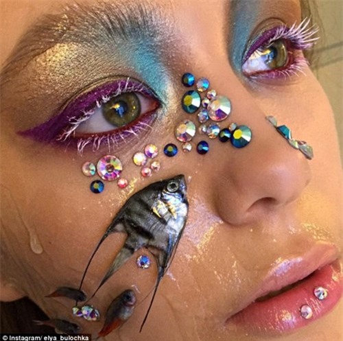 Hãi hùng thiếu nữ dùng... cá chết để trang điểm - ảnh 4