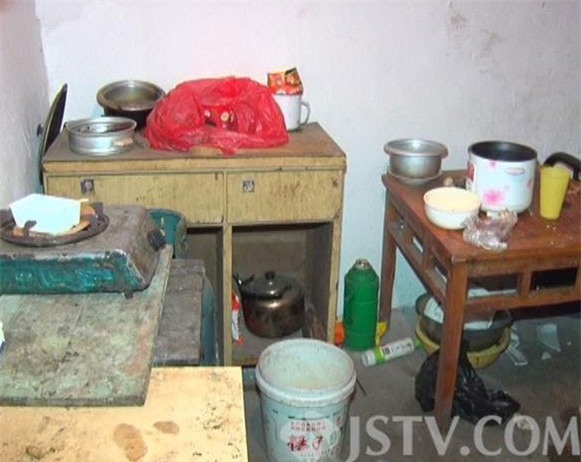 Xót xa cụ ông phải ăn chăn bông vì quá đói - 2