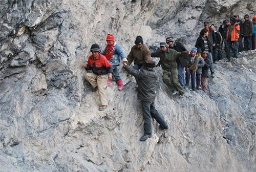 thot tim canh tre em vuot bom, du day den truong hinh anh 13