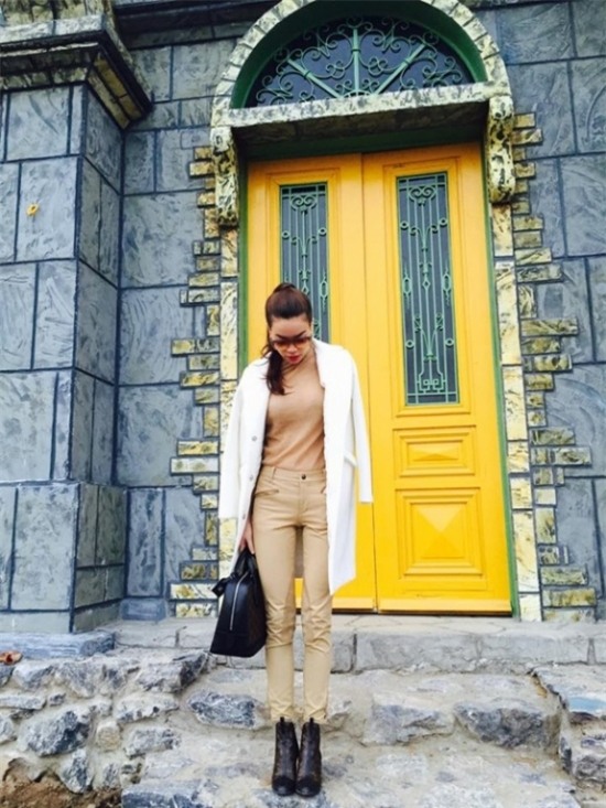 Hồ Ngọc Hà mặc áo khoác dáng dài (9)