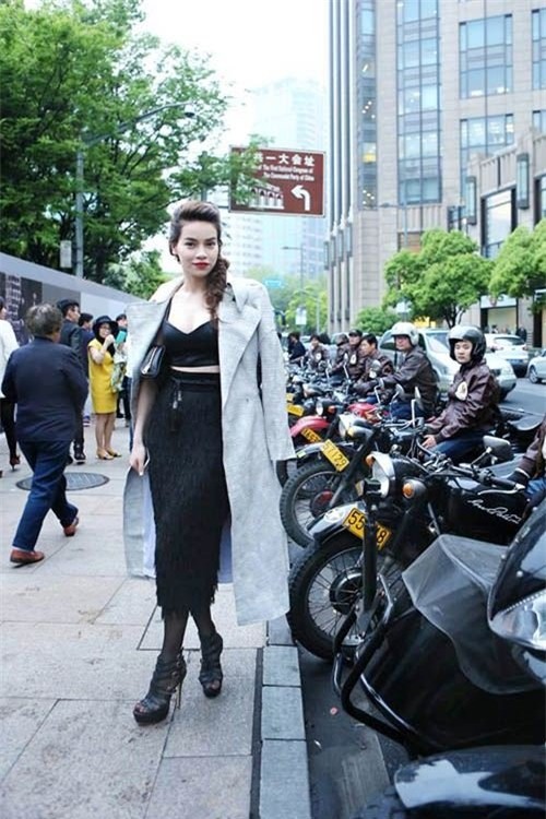 Hồ Ngọc Hà mặc áo khoác dáng dài (6)