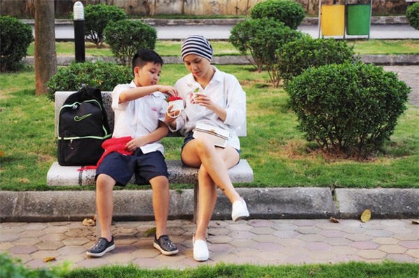 Nụ cười lạc quan của người phụ nữ xinh đẹp mắc bệnh ung thư vú - Ảnh 1.