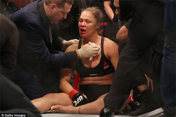 Ronda Rousey thề đánh gãy răng, vỡ quai hàm kình địch Holly Holm - Ảnh 2.