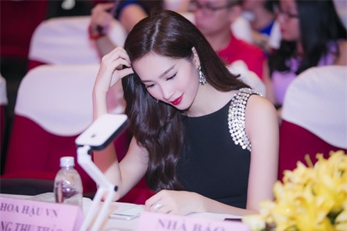 HH Thu Thảo khoe chân thon nõn nà với đầm xẻ cao - 6