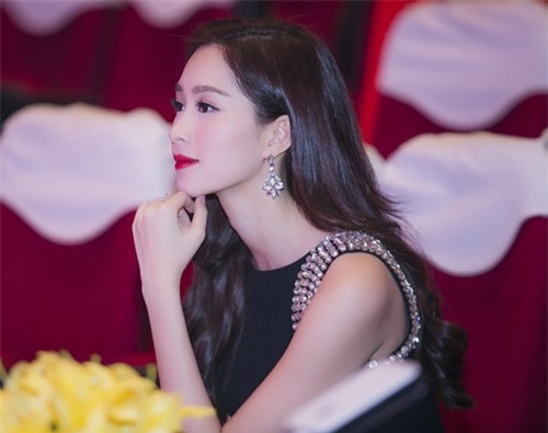 HH Thu Thảo khoe chân thon nõn nà với đầm xẻ cao - 8