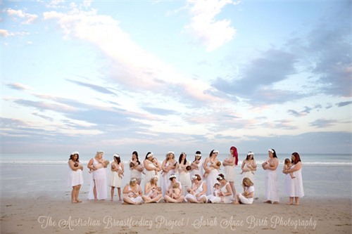 Ảnh 20 bà mẹ cho con bú trên bãi biển đẹp “mê hồn” - 1