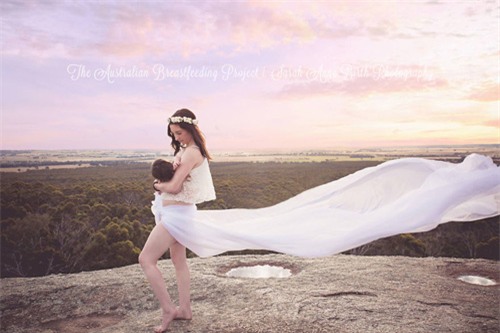 Ảnh 20 bà mẹ cho con bú trên bãi biển đẹp “mê hồn” - 3