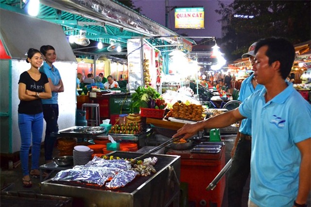 Lung linh chợ đêm giữa biển Tây 5