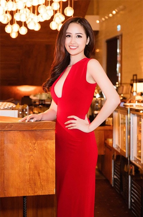 mai phuong thuy thay 2 vay goi cam 