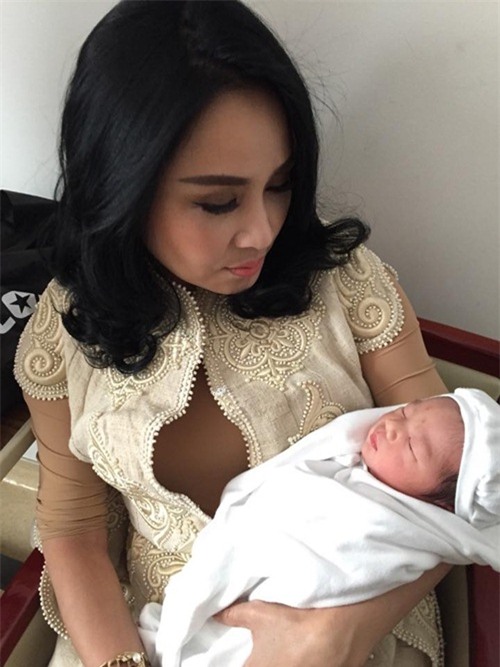 Lần đầu lộ diện bạn gái và con trai Tùng Dương - Ảnh 1.