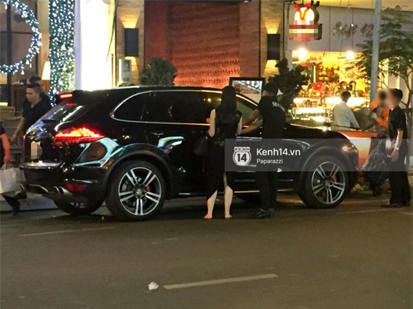 Linh Nga thân mật, vô tư "khóa môi" với người đàn ông lạ trong nhà hàng - Ảnh 1.