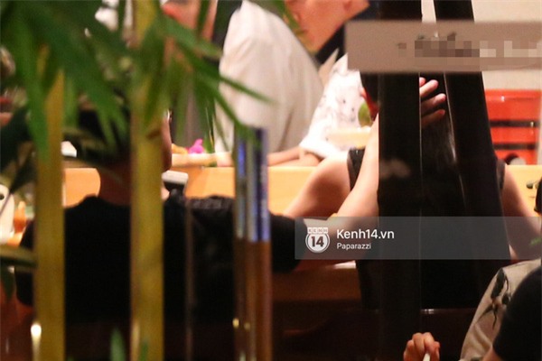 Linh Nga thân mật, vô tư "khóa môi" với người đàn ông lạ trong nhà hàng - Ảnh 6.