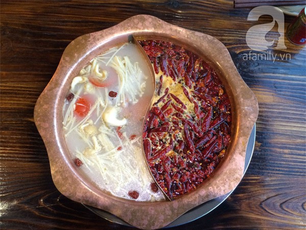 Nhớ đời nồi lẩu cay Trùng Khánh đặc sánh ớt và tiêu-2