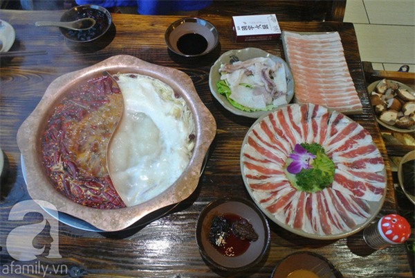 Nhớ đời nồi lẩu cay Trùng Khánh đặc sánh ớt và tiêu-3