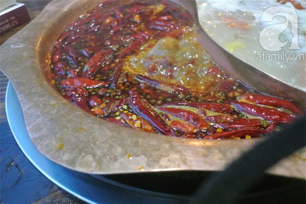 Nhớ đời nồi lẩu cay Trùng Khánh đặc sánh ớt và tiêu-5