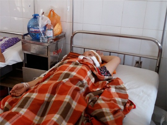 Chém 5 nhát vào đầu vợ rồi uống thuốc tự tử - 1