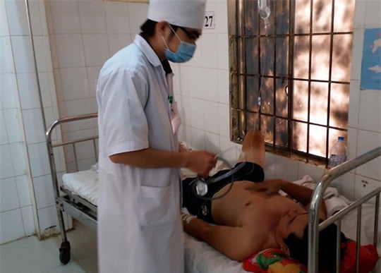 Chém 5 nhát vào đầu vợ rồi uống thuốc tự tử - 2