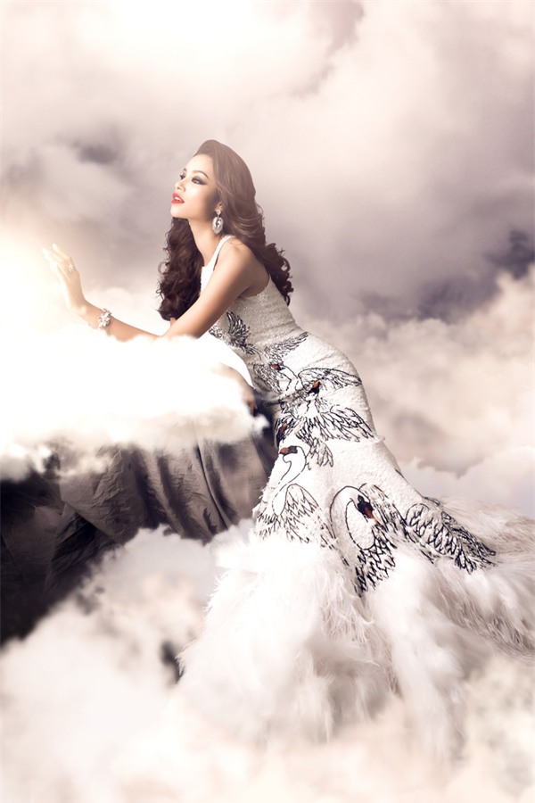 Ngẩn ngơ ngắm trang phục dạ hội tuyệt đẹp của Phạm Hương tại Hoa hậu Hoàn vũ 2015 - Ảnh 2.