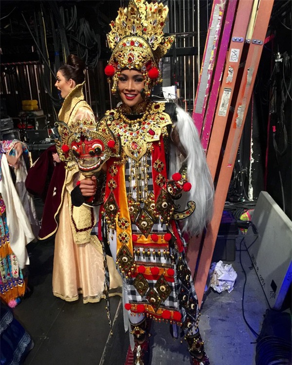 Hình ảnh đầu tiên của Phạm Hương trên sân khấu với quốc phục mạ vàng tại HHHV 2015 - Ảnh 11.