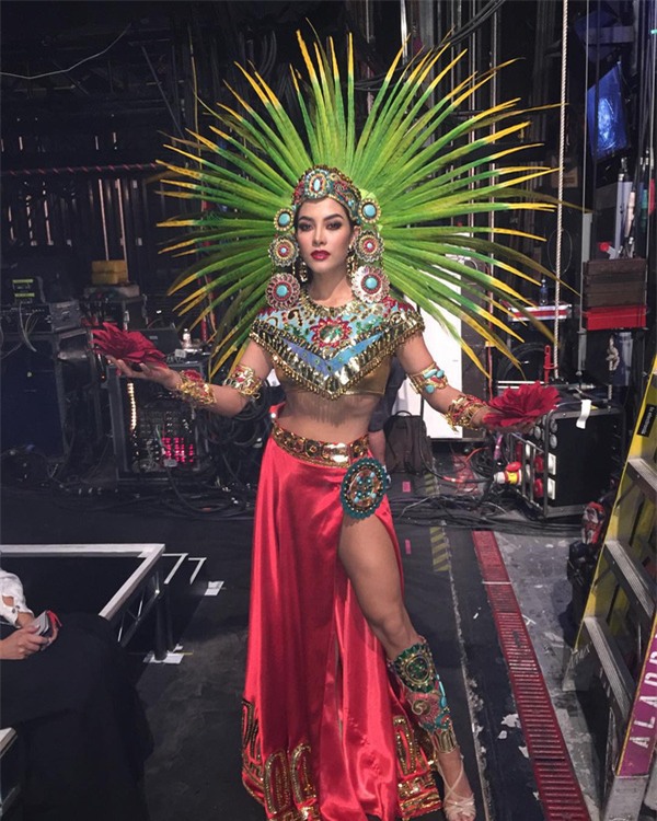 Hình ảnh đầu tiên của Phạm Hương trên sân khấu với quốc phục mạ vàng tại HHHV 2015 - Ảnh 14.