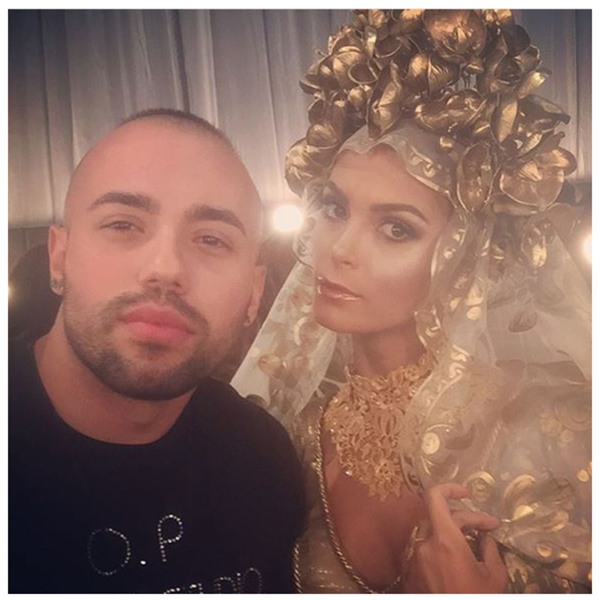 Hình ảnh đầu tiên của Phạm Hương trên sân khấu với quốc phục mạ vàng tại HHHV 2015 - Ảnh 16.