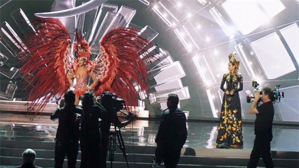 Hình ảnh đầu tiên của Phạm Hương trên sân khấu với quốc phục mạ vàng tại HHHV 2015 - Ảnh 2.