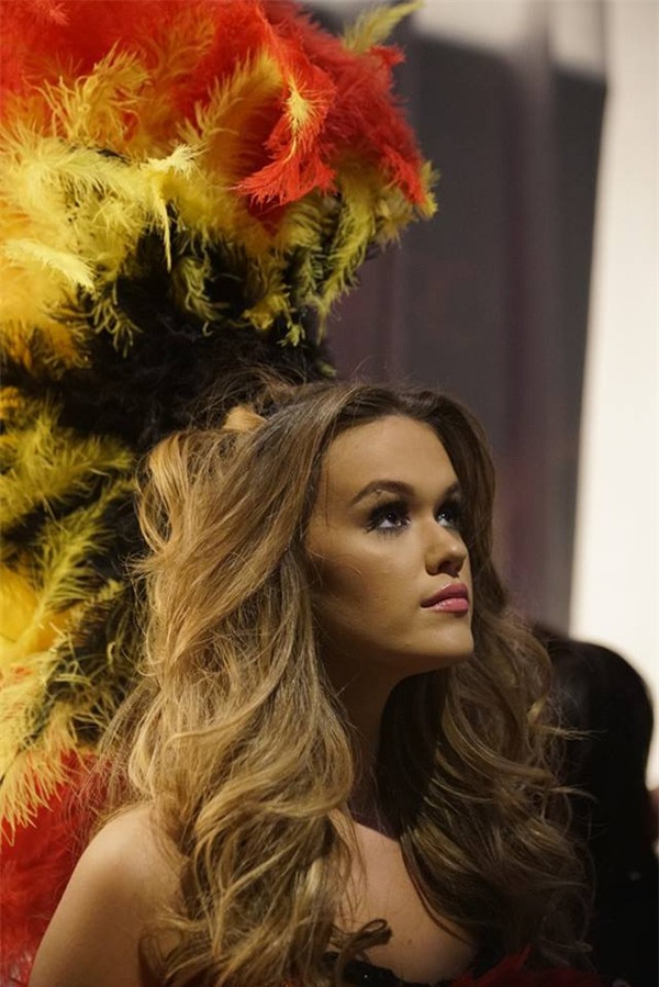 Hình ảnh đầu tiên của Phạm Hương trên sân khấu với quốc phục mạ vàng tại HHHV 2015 - Ảnh 7.