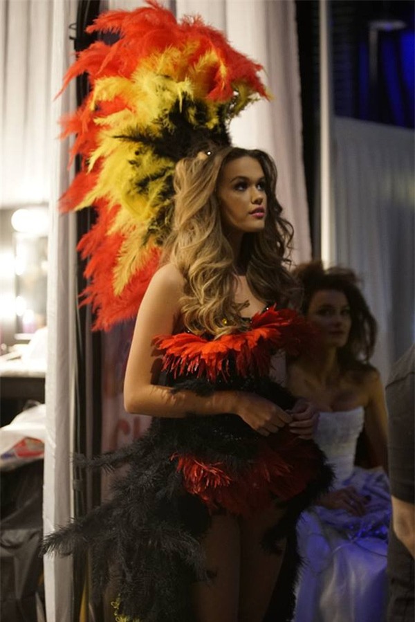 Hình ảnh đầu tiên của Phạm Hương trên sân khấu với quốc phục mạ vàng tại HHHV 2015 - Ảnh 8.