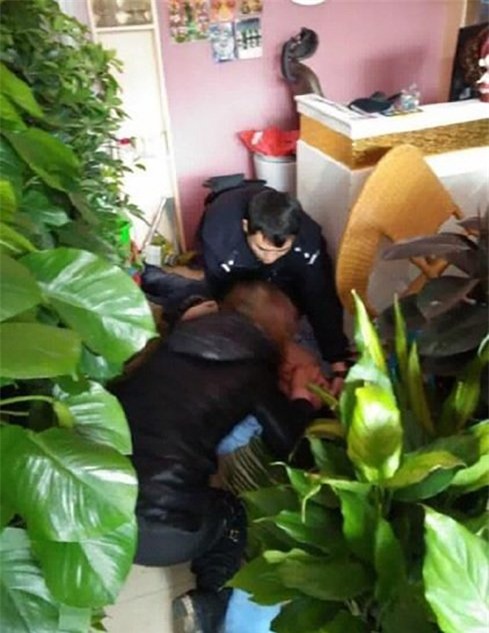 cai nhau voi vo chuyen mo cua, chong that co tu tu suyt chet hinh anh 2