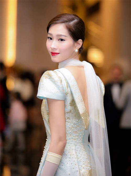 Thủy Tiên, Hoàng Thùy Linh phơi lưng trần giữa trời đông Hà Nội - 13